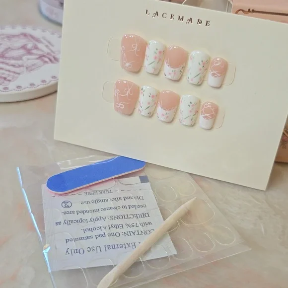 NIB Lacemade Rare Press On Nails XS French Tip/White Floral - Picture 4 of 7